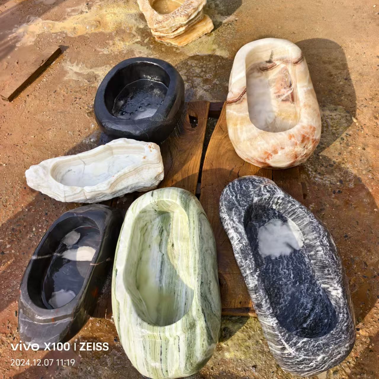 Natural stone basins in contrasting colours and veining