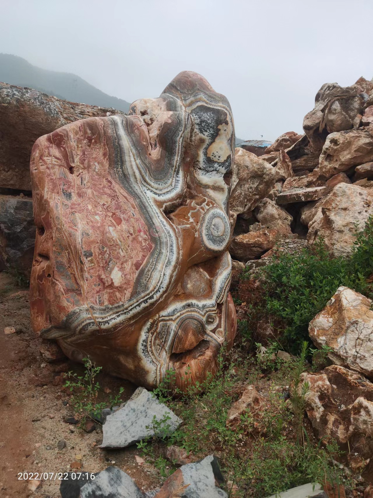 Multicoloured stone with natural contours
